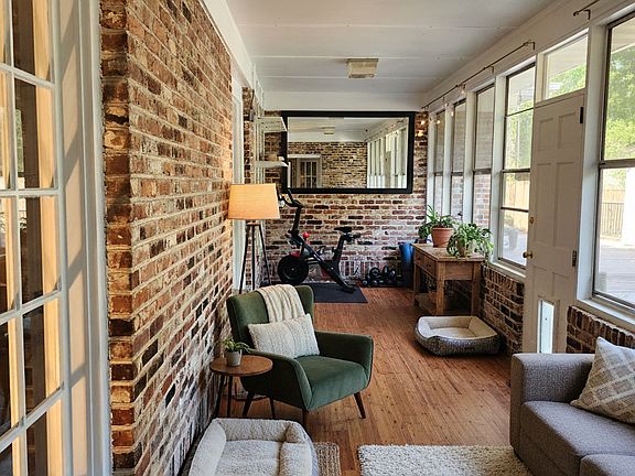 Sunroom- unfurnished (picture for decoration ideas)