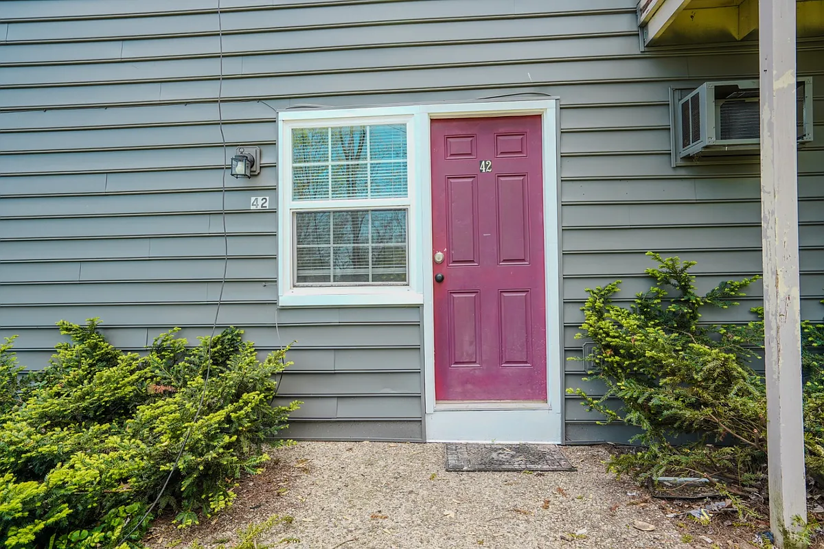 Property Photo - 115 E Walnut St #39