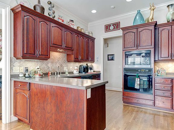 2nd image of 3007 Knollwood Cir