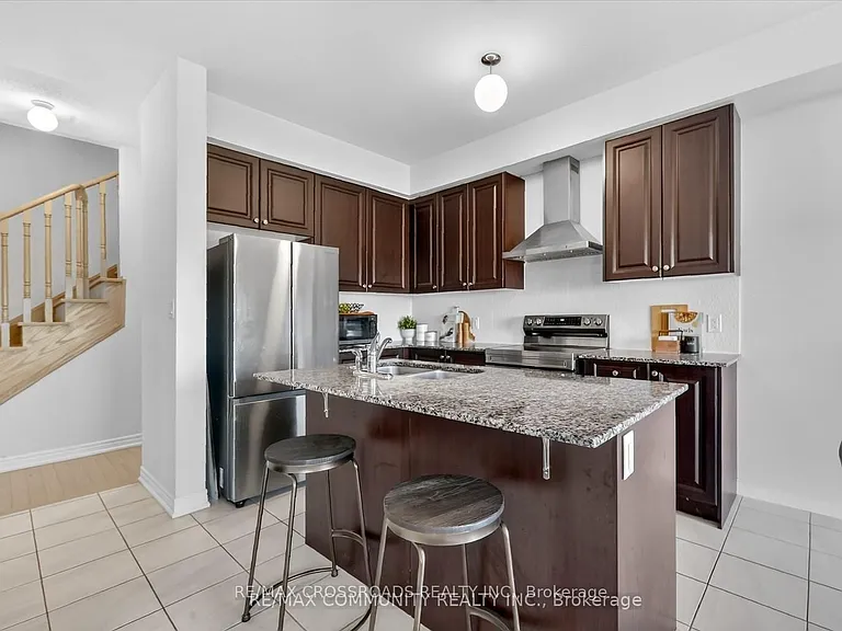 5 Thelma Dr — Photo 3