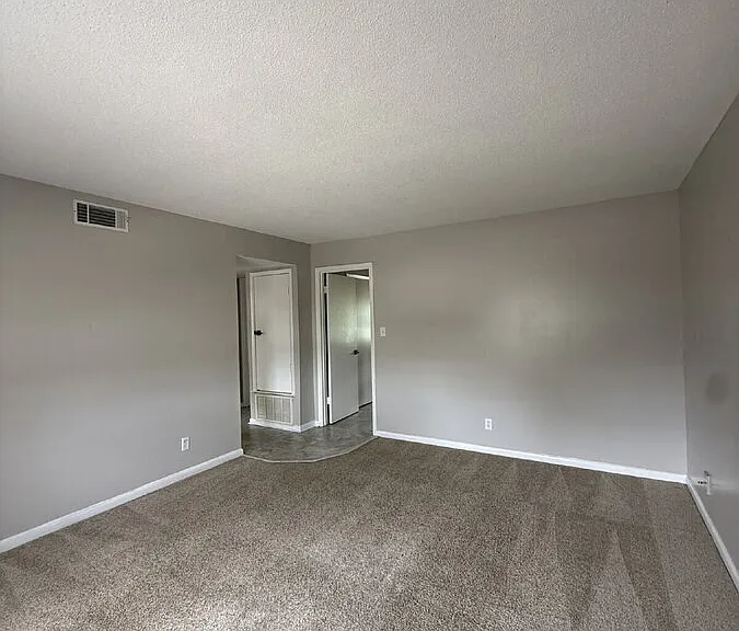 102 Woodhouse Ln #C — Photo 3