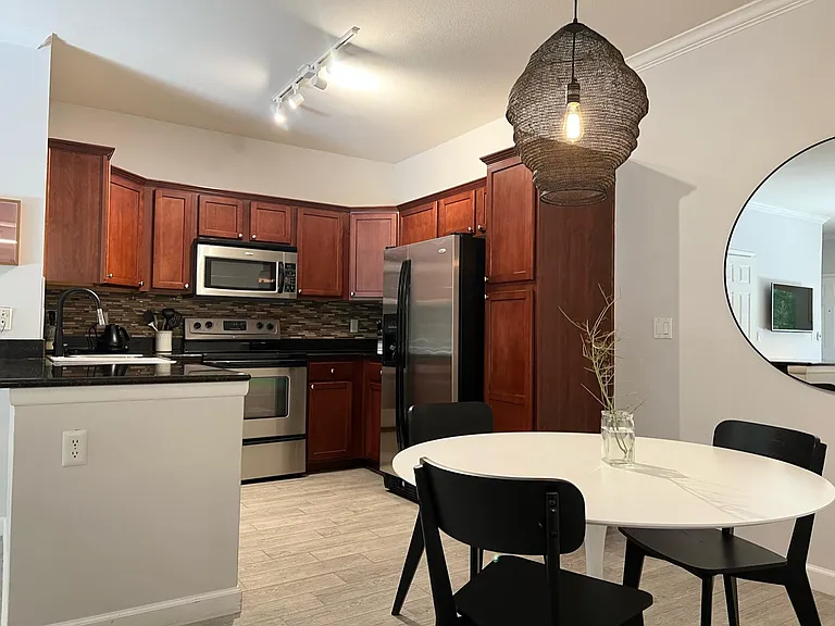 Kitchen & Dining