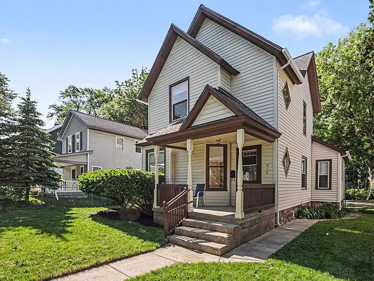 816 Innes St NE — Photo 1
