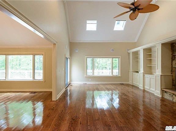 3rd image of 16 Woodfield Ln