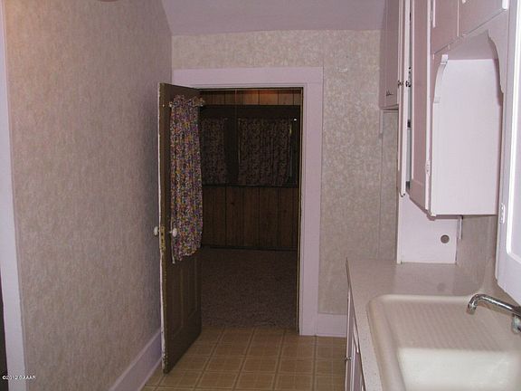 5th image of 219 Franklin St N