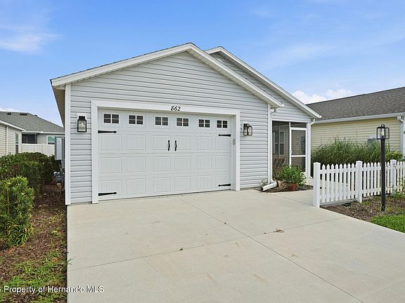3rd image of 862 Spring Ave