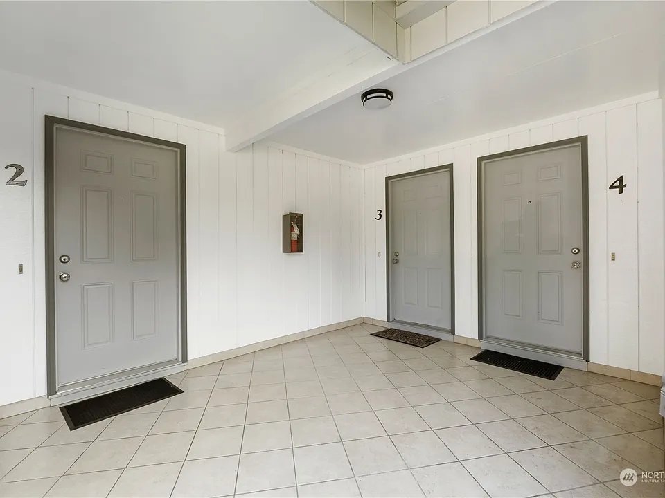 Covered Entry for units 2, 3 & 4>