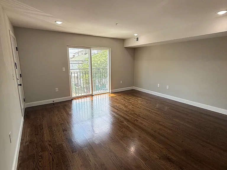 158-160 Oliver St #2 — Photo 3