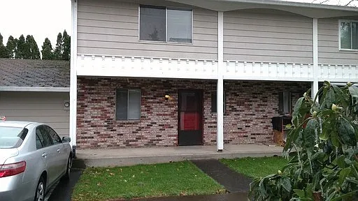 Charwin Court Apartments — Photo 78