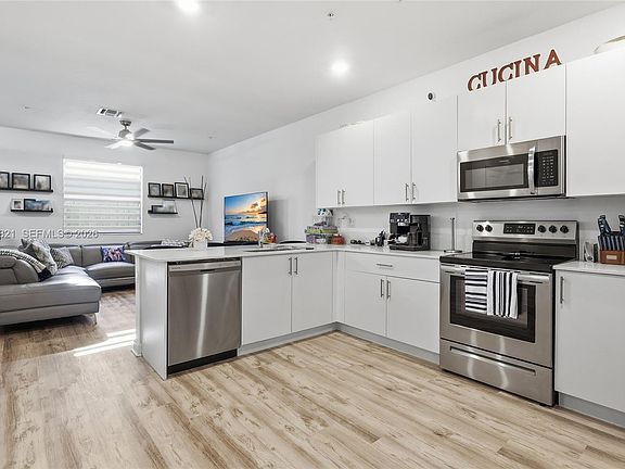 4th image of 201 SW 159 Way