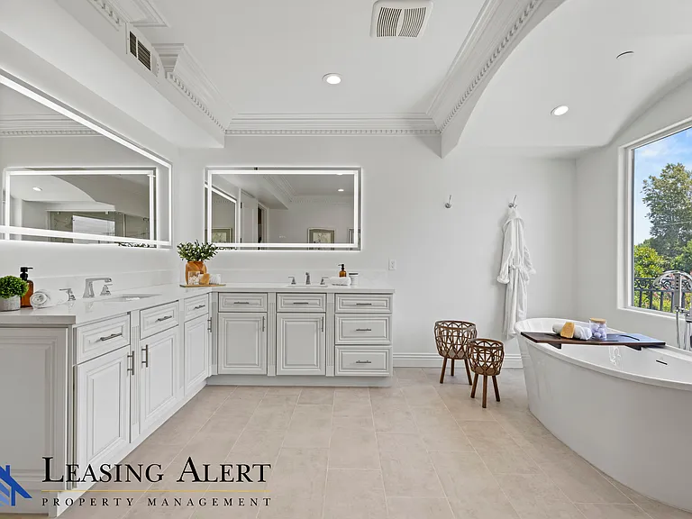 5011 Hayvenhurst Ave #5011 — Photo 36
