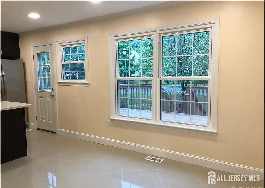 3 bed, 3.0 bath, 1406 sqft, $3,300 — Photo 4
