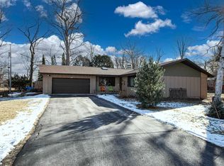 2622 Oakcrest Dr, Neenah, WI 54956