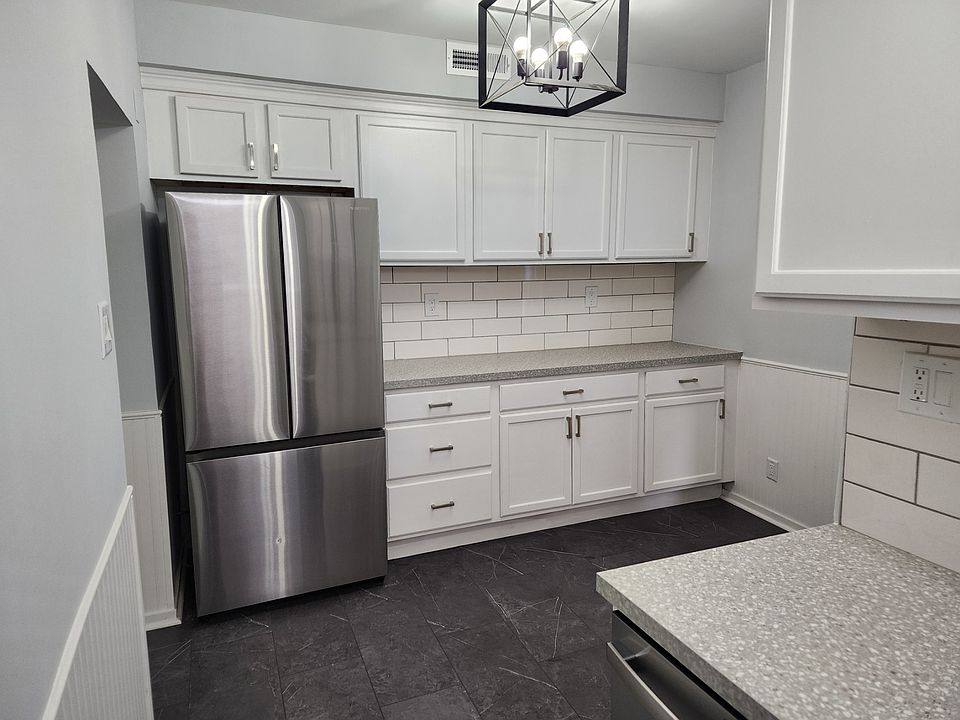 Other side of the kitchen.