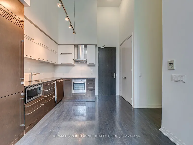 770 Bay St #202 — Photo 3