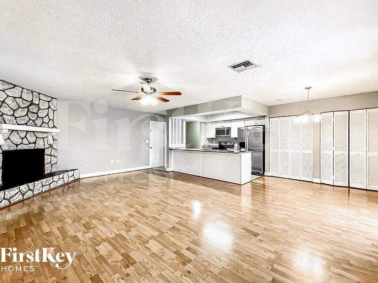 1794 E Groveleaf Ave — Photo 2