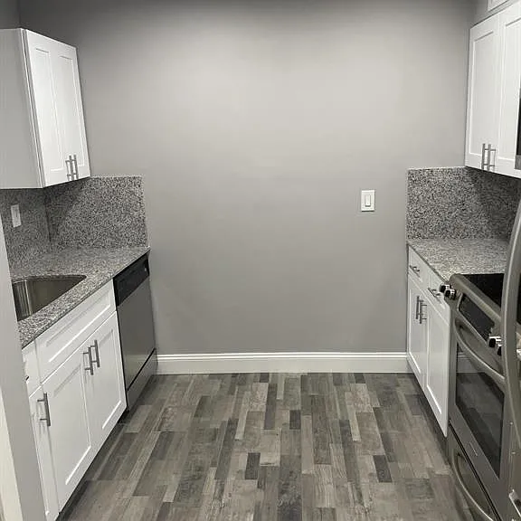 2700 Riverside Dr — Photo 2