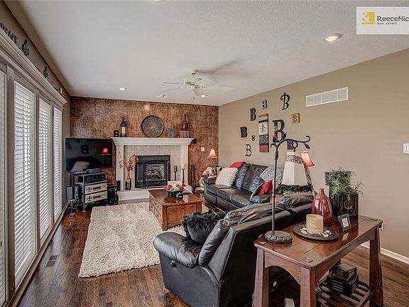 4th image of 132 NE Gaslight Ln