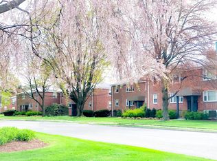 61-4 Sky View Dr, West Hartford, CT 06117