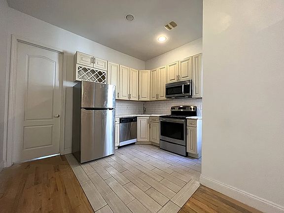 4th image of 979 Seneca Ave #3