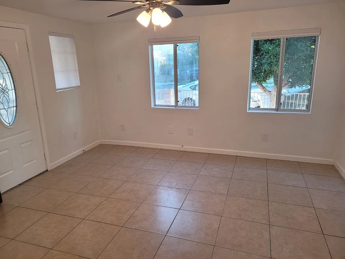3 bed, 1211 sqft, $3,300 — Photo 2
