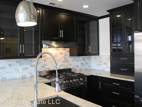 5th image of 939 N High St Unit 403