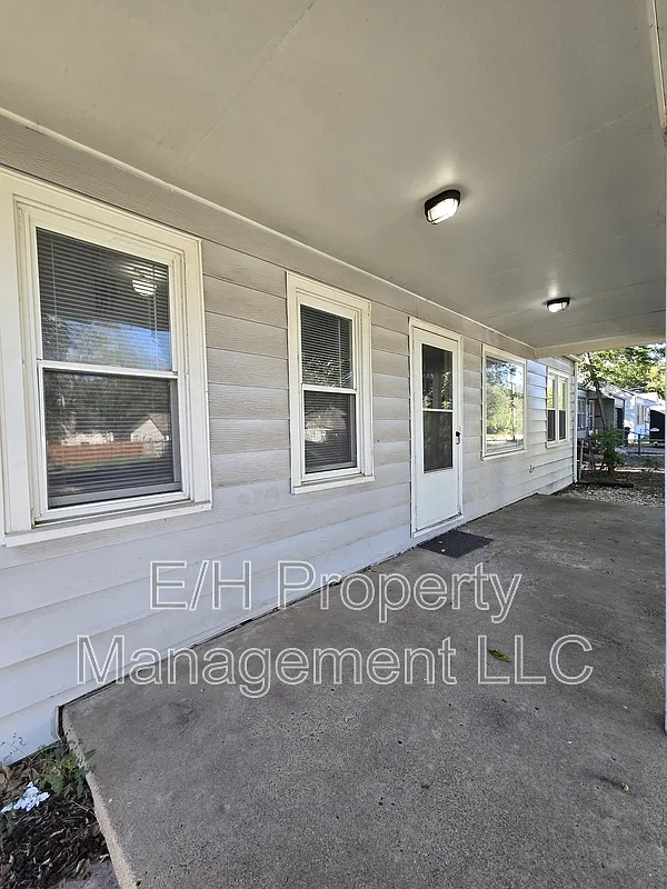3 bed, 1.0 bath, 945 sqft, $1,171 — Photo 3