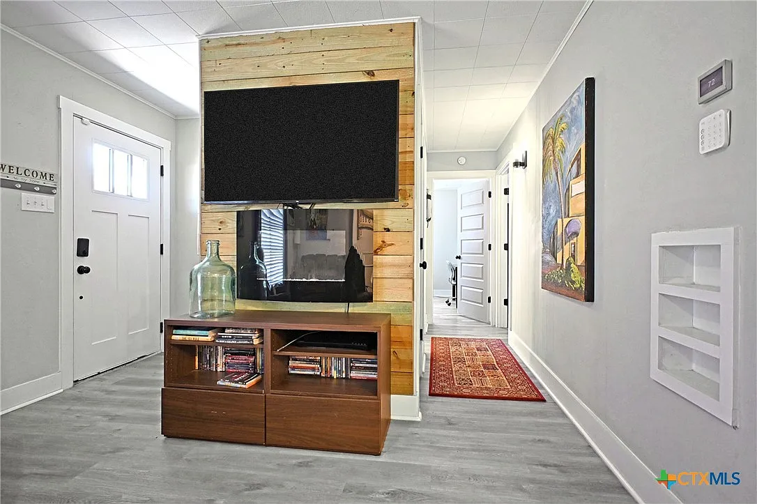3 bed, 1.0 bath, 1116 sqft, $1,700 — Photo 3