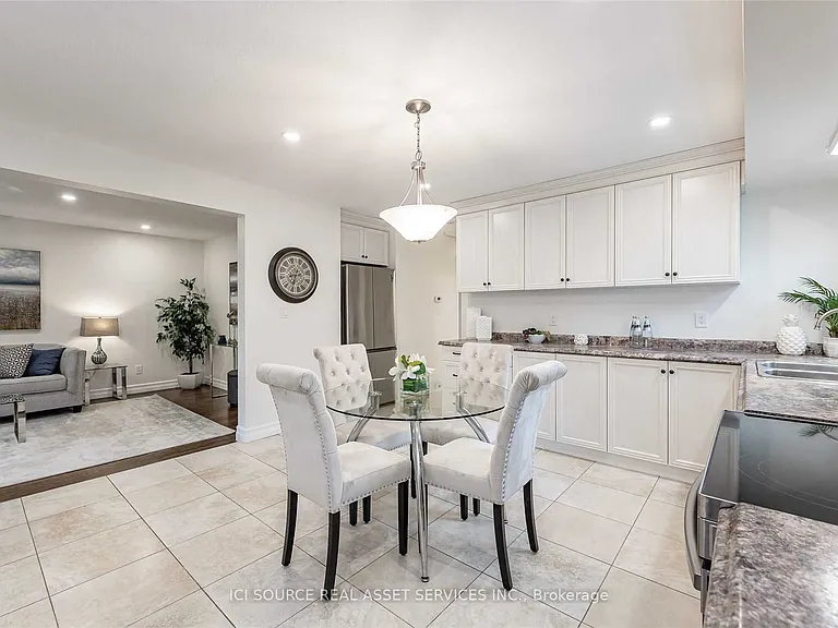 27 Brenlyn Ct #UPPER — Photo 5