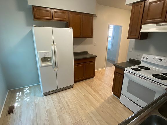 4th image of 215 W 38th St Unit 1