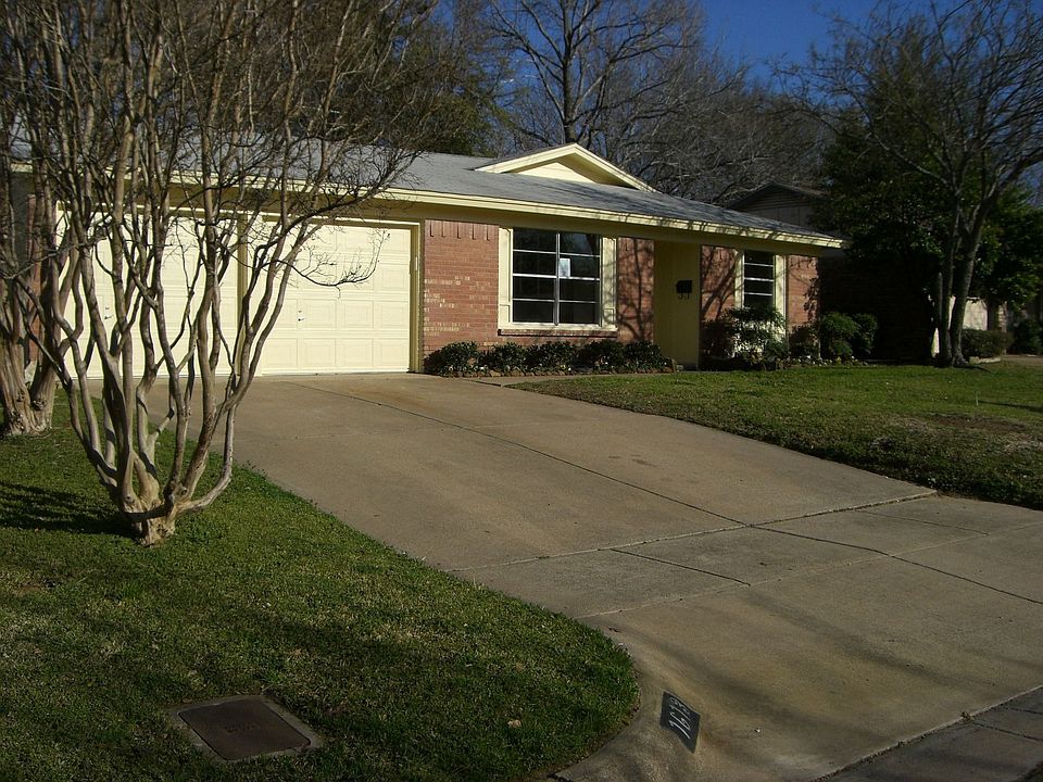 Fresh paint & new garage doors w/ openers