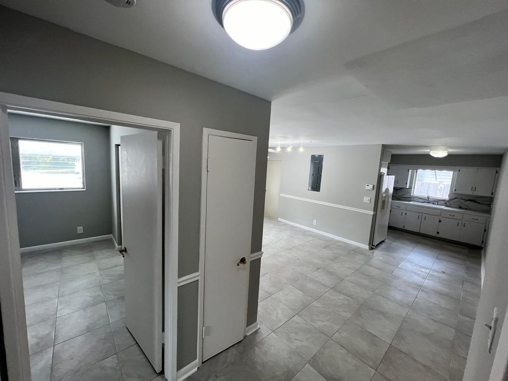 3660 NE 12th Ter, photo 6