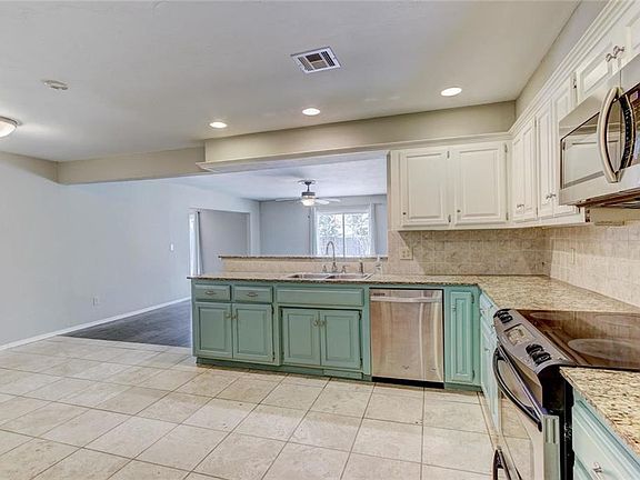 3rd image of 9813 Lakeshore Dr
