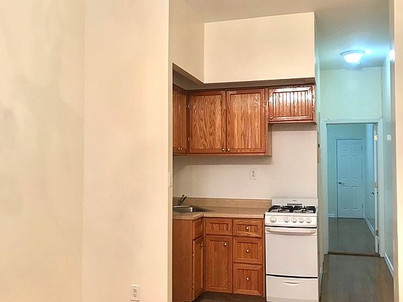 3rd image of 408 W 51st St APT 103
