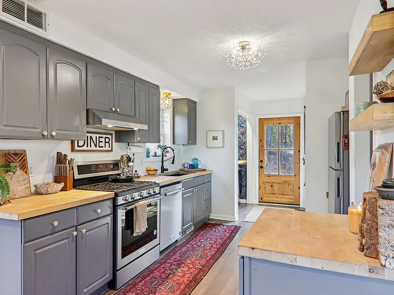 14 Lamplighter Ln — Photo 6