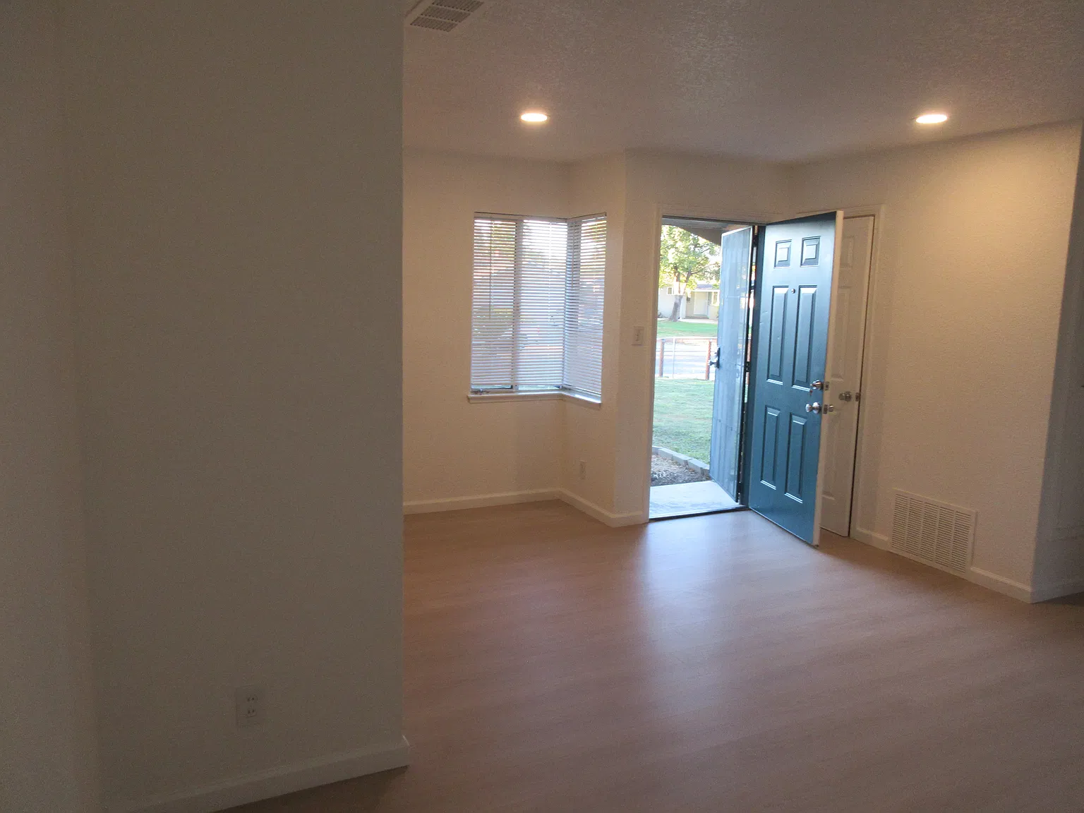 3 bed, 1184 sqft, $2,400 — Photo 2