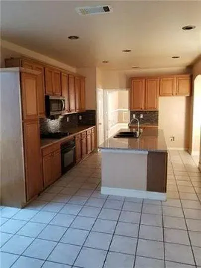 2304 Hillary Trl — Photo 6