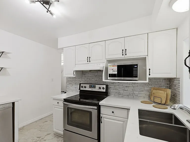 182 Montreal St — Photo 10