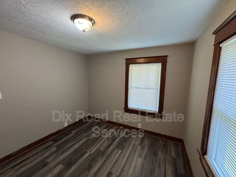 963 N E St — Photo 21
