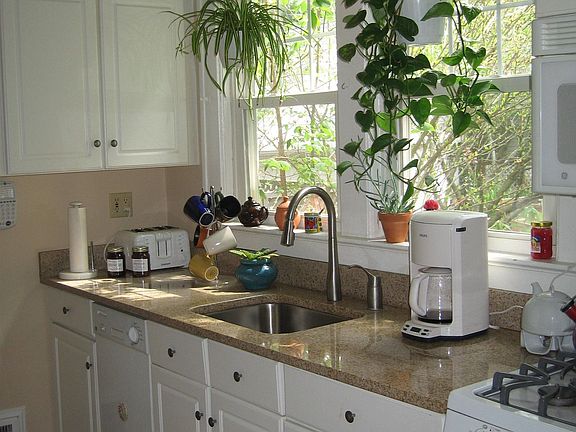 kitchen updated in 3/08 w/granite counters