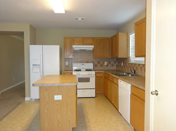 3 bed, 2.0 bath, 1924 sqft, $2,105 — Photo 3