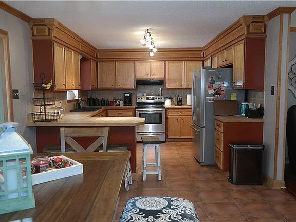 5th image of 475 Sharon Ln
