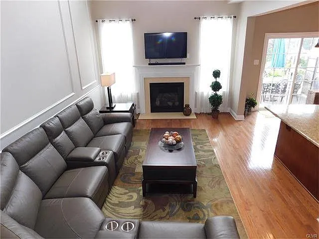 6201 Valley Forge Dr — Photo 3