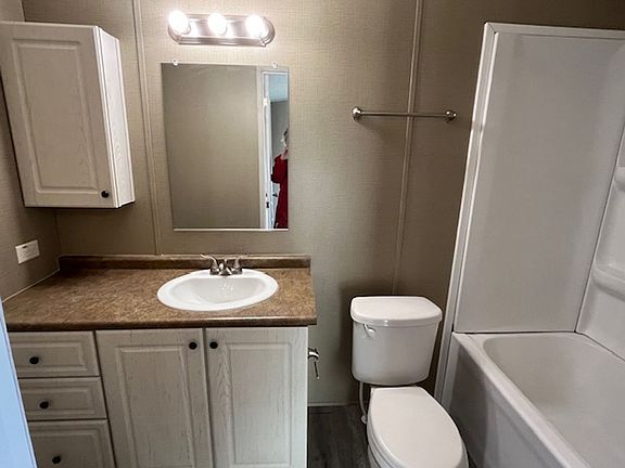 5th image of 3900 Lenore Dr #180