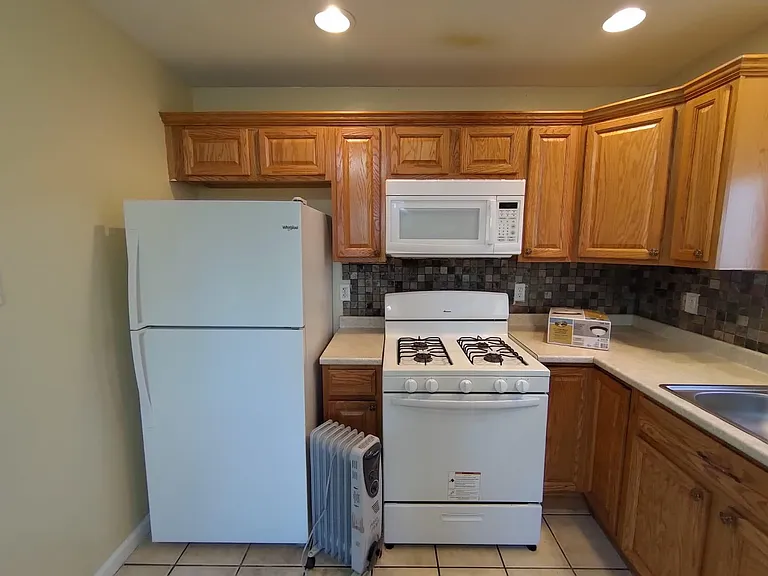 748 Russell St — Photo 7