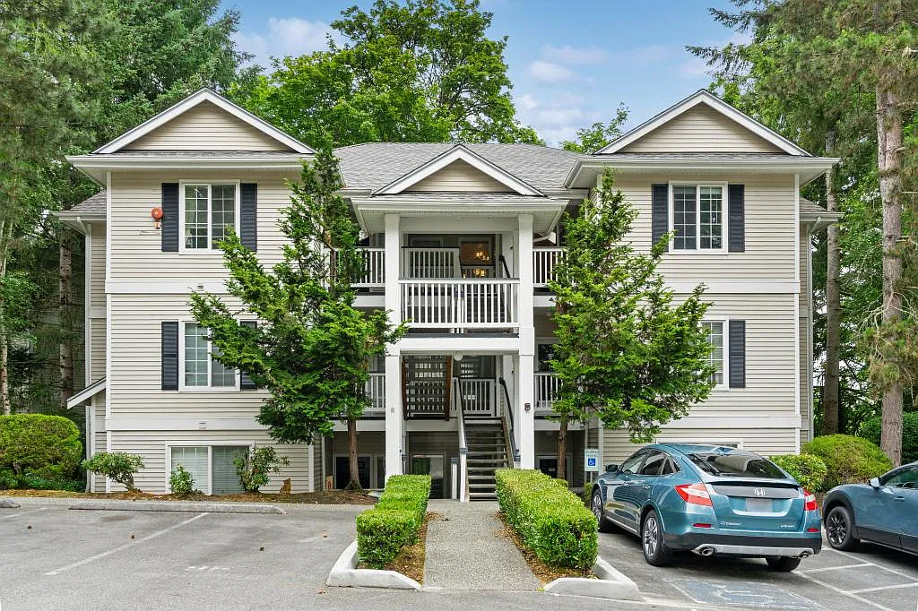 Woodinview Condominium - 2 bedrooms — Photo 1