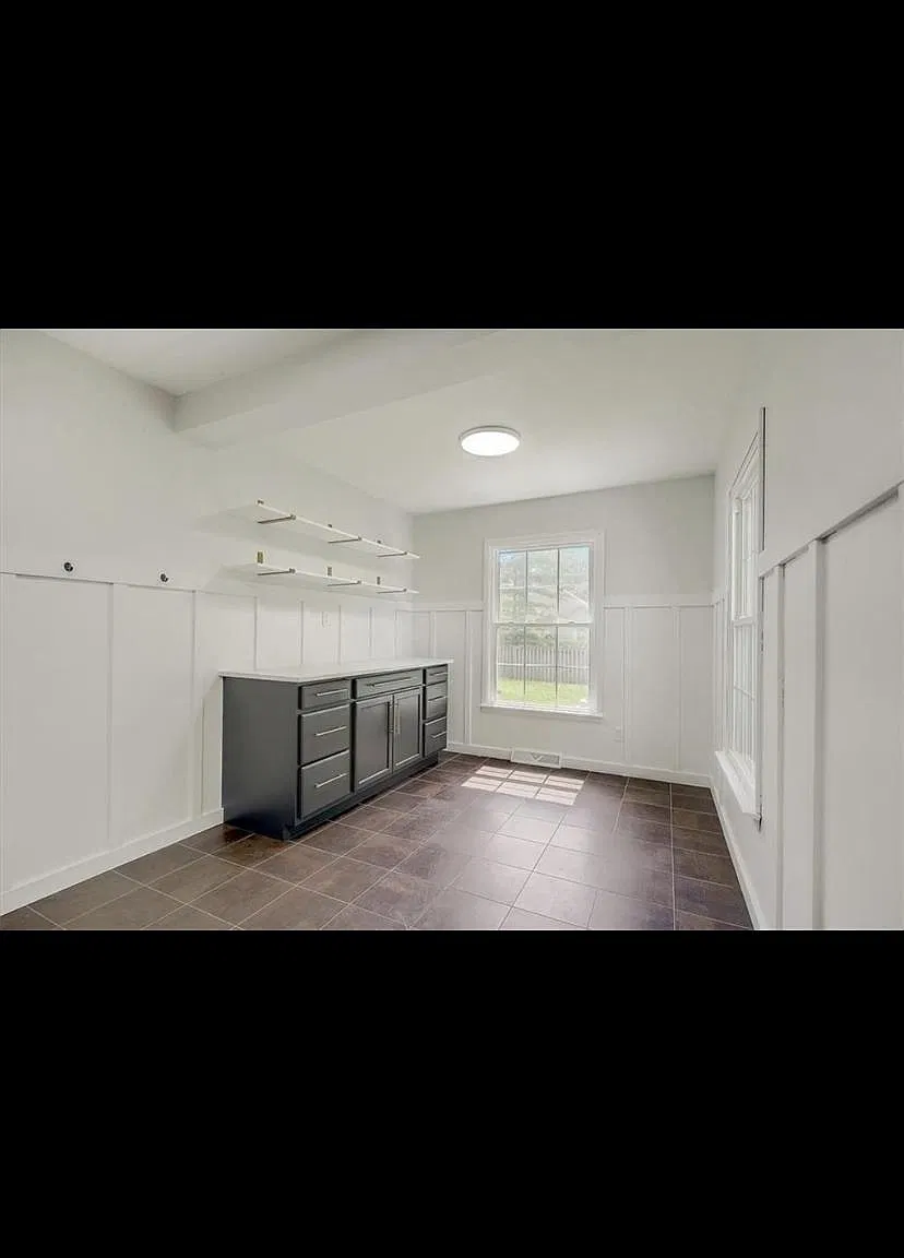 4 bed, 2328 sqft, $2,800 — Photo 4