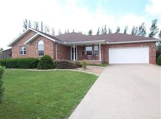 1040 Circle Dr, Mount Vernon, MO 65712