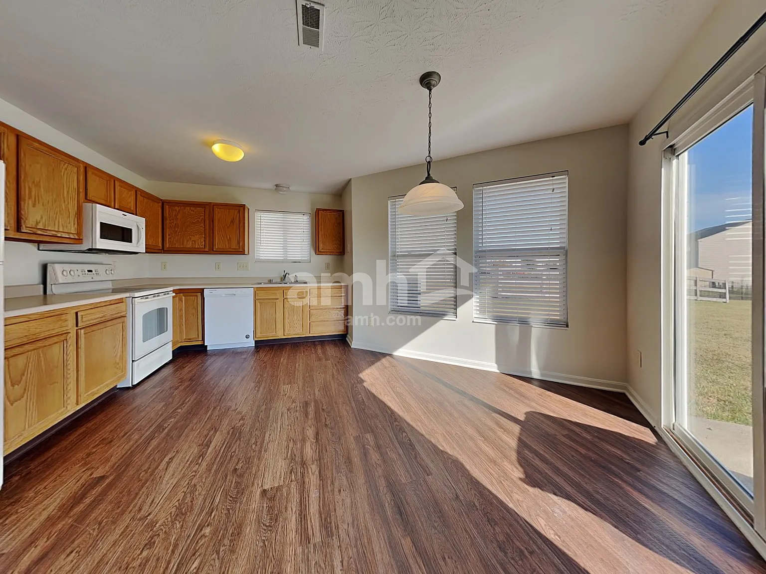 4 bed, 2.5 bath, 1829 sqft, $2,410 — Photo 3