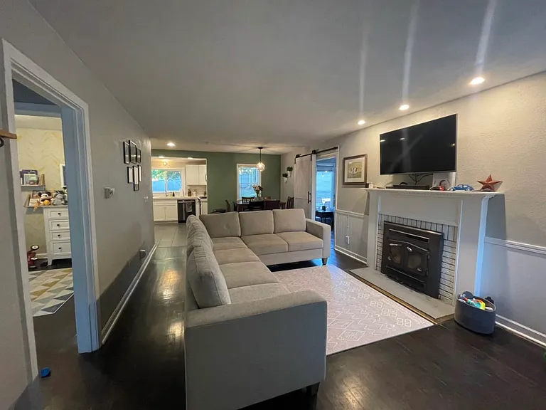 10211 E Valleyway Ave — Photo 3